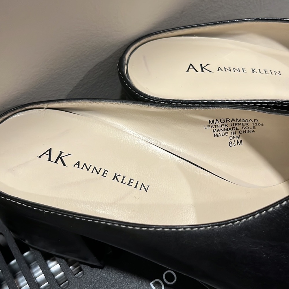 Gently used Anne Klein, Magrammar leather upper, size8 1/2 - Picture 3 of 5
